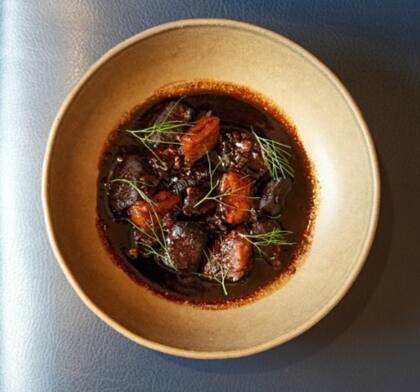 La cazuela de jabalí y pimienta de Canje es un plato laborioso que utiliza al cerdo salvaje como proteína