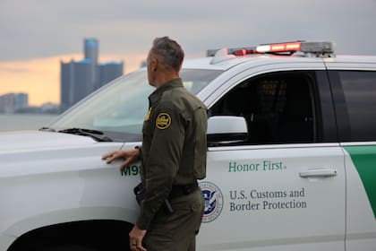 La CBP arrestó e inició una investicagicó contra la ciudadana estadounidense que intentó cruzar la frontera con 20 loros sin declarar