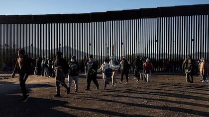 La CBP avanza con la construcción de un muro negro en distintas zonas de la frontera con México
