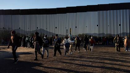 La CBP compartió las cifras oficiales de junio y destacó que los cruces ilegales en la frontera con México cayeron a su nivel más bajo registrado