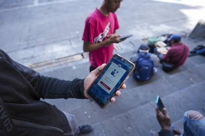 La CBP confirmó que dio por terminado el estatus legal temporal de diferentes migrantes