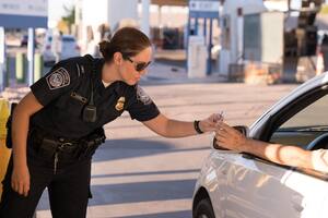 La CBP detectó que un hombre intentaba cruzar desde Estados Unidos hacia México con un arsenal oculto en su vehículo