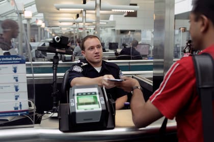 La CBP dispone de diversas aplicaciones móviles gratuitas para agilizar el ingreso a EE. UU.