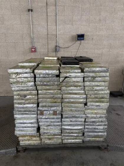 La CBP incautó 774 kilos de metanfetamina ocultos en un vehículo comercial de zanahorias