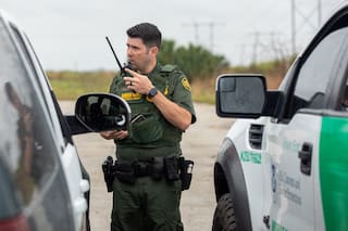 Intentó cruzar desde México a Texas con un paquete oculto en su RAM 1500, pero la CBP descubrió su plan