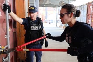 El momento en el que la CBP descubre un cargamento ilegal de US$4 millones