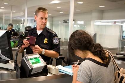 La CBP le encontró al pasajero un paquete no declarado