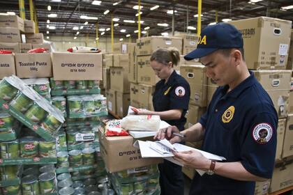 La CBP proporciona una guía para que los consumidores estadounidenses reconozcan piezas de lujo falsificadas y eviten comprarlas en línea