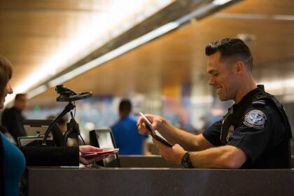 La CBP se encarga de identificar todos los productos falsos que ingresan a Estados Unidos