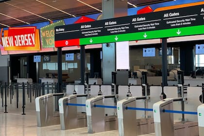 La CBP tiene una lista con ciertos objetos prohibidos; no se permite que la gente entre con ellos a EE.UU.