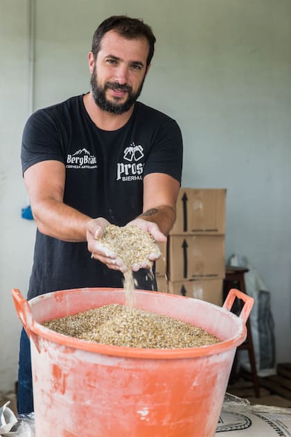 La cebada es el cereal que se usa para elaborar cerveza.