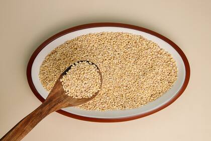 La cebada se cocina igual que el arroz. Es ideal para reemplazar los hidratos que consumimos habitualmente.