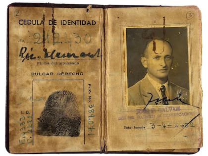 La cédula de identidad de Eichmann, con el nombre falso de Ricardo Klement.