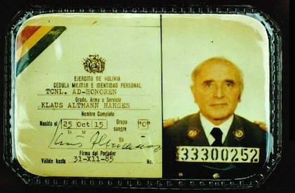 La cédula de identidad de Klaus Barbie, donde lo reconocen como "teniente coronel ad-honorem"
