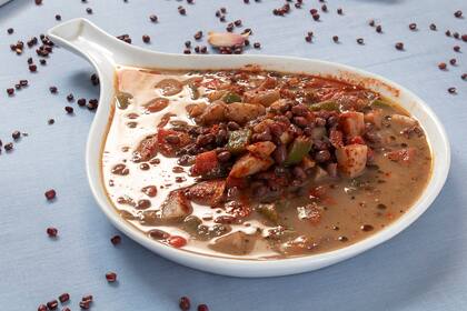 La cehf Camila Perez explica que si al poroto lo cocinás con romero, inflama menos.