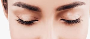 Cómo teñir las canas de las cejas