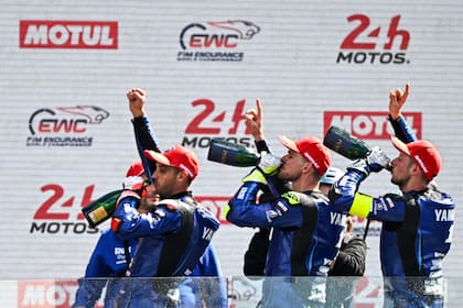 La celebración con champagne en el podio: Mercado (izquierda) encabeza el trinomio del equipo YART Yamaha Official EWC, que completan Karel Hanika y Marvin Fritz.