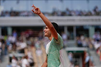 La celebración de Carlos Alcaraz tras ganarle un punto a Novak Djokovic