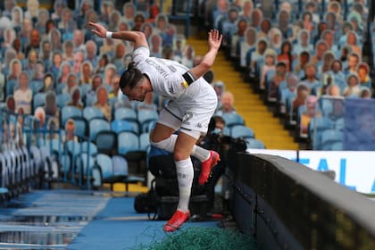 La celebración de Jack Harrison, autor del tercer gol de Leeds en un estadio vacío, durante la goleada 3-0 de su equipo frente a Fulham, por el Championship inglés.