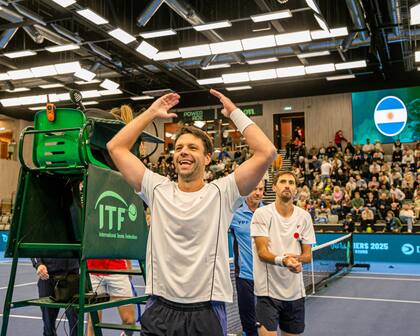 La celebración de Horacio Zeballos, que regresó a la Copa Davis tras dos años; detrás, Andrés Molteni, su compañero