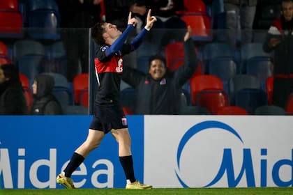 La celebración de Jabes Saralegui, que también ofreció disculpas al público por la actualidad del equipo y, seguramente, las lesiones que atravesó en el semestre: se terminaron las rachas adversas y Tigre clasificó.