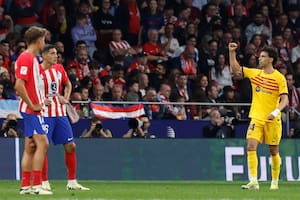 Simeone sufrió a un verdugo singular y Atlético de Madrid se hundió con una goleada frente a Barcelona