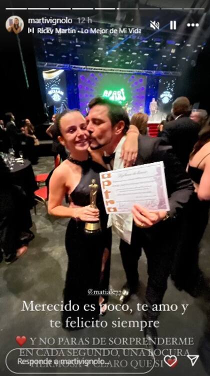 La celebración de la pareja tras el galardón de Matías Alé