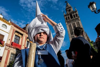 La celebración de la Semana Santa va más allá de lo religioso en ciudades como Sevilla (FOTO: GETTY)