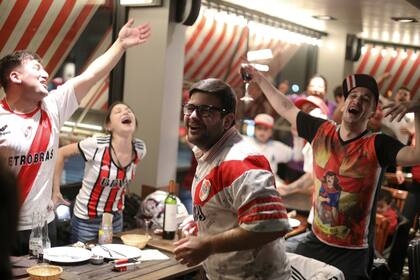 La celebración de los hinchas de River en los bares de la ciudad