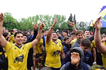 La celebración de los jugadores con la gente de La Plata Rugby
