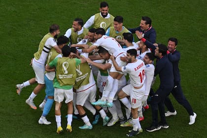 La celebración de los jugadores iraníes ante los galeses