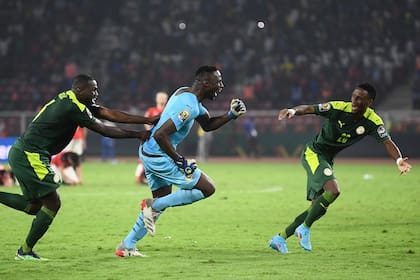La celebración de los senegaleses tras vencer a Egipto por penales en la final