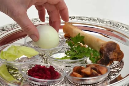 En la celebración de Pésaj, por tradición se come lechuga romana, hueso de cordero, rábano con remolacha picada, apio y huevo 