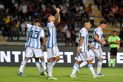La celebración de Santiago Castro, tras la asistencia de Thiago Almada; fue el 3-0 de Argentina, que pasó por arriba a Chile.