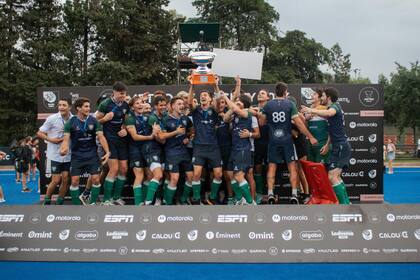 La celebración del equipo masculino de San Fernando en el Metropolitano