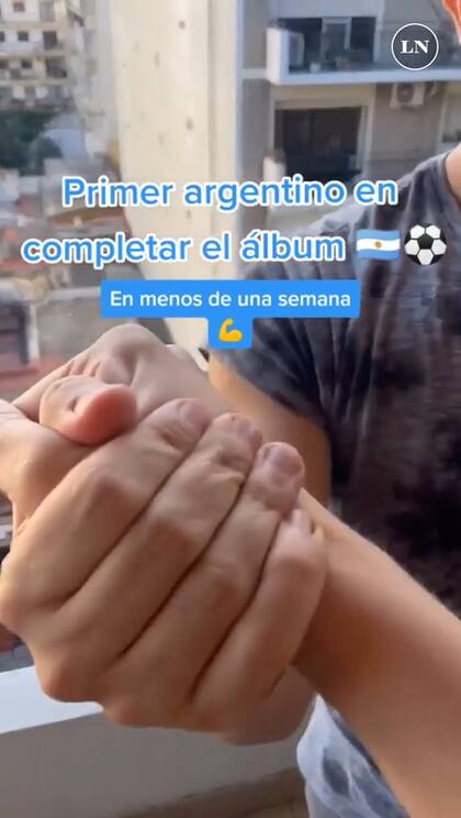 La celebración del primer argentino en completar el álbum (Foto: Captura de video)