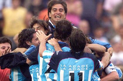 La celebración del esperado título del 2001, con Mostaza Merlo en el banco
