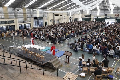La celebración y adoración a la cruz del Viernes Santo reunió a los 1600 en el gimnasio del colegio y fue presidida por el obispo de San Isidro, Guillermo Caride