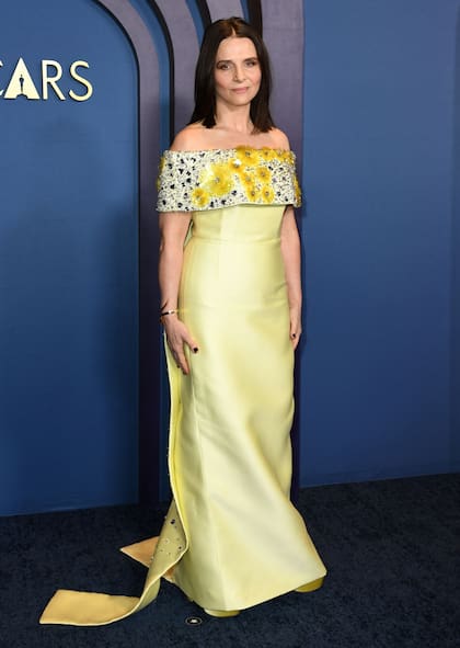 La célebre actriz francesa Juliette Binoche, protagonista de A fuego lento, llamó la atención con la elección del amarillo para su vestido