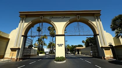 La célebre fachada de los estudios Paramount en la avenida Melrose, en Hollywood, California