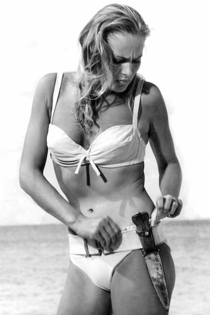 La célebre imagen de Ursula, en la piel de Honey Ryder, con su mítico bikini blanco en la primera película del agente 007. Su belleza cautivó al público y también a los actores más importantes de su época.
