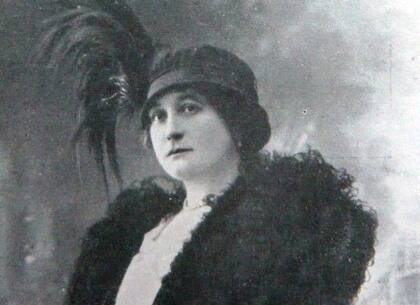 La célebre Madame Rasimi, empresaria de la revista y cantante popular que impuso un modo diferente de lucir y de presentar espectáculos en plena Primera Guerra Mundial