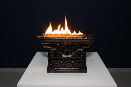 La célebre máquina de escribir Underwood en llamas