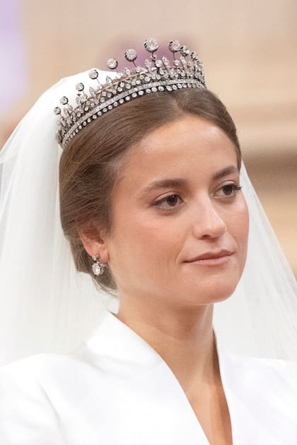 La célebre tiara -creada en 1887 para Amelia de Orleans y compuesta por ochocientos diamantes engastados en oro y plata- fue un homenaje de María Francisca a su mamá, Isabel de Braganza, quien también la lució en su boda, en 1995. 