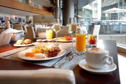 La cena de 120 euros para dos personas, incluye el alojamiento con desayuno