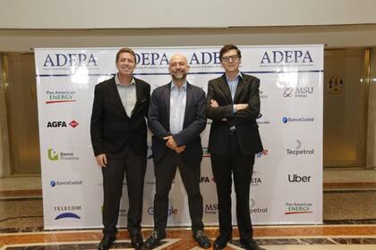 Gastón Roitberg junto Matias Atwell, de Google y Fernando Ruiz, presidente de FOPEA