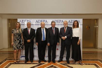 En el centro, Guillermo Ignacio y José Claudio Escribano junto a invitados a la cena de ADEPA