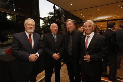 Juan Boglione de La Nueva Rioja, Roberto Suárez de la Jornada de Mendoza, Carlos Azzaritti de Página/12 y Pablo Deluca de Infobae 