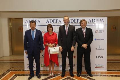 Alberto Dalla Vía y la periodista Laura Serra junto a invitados en la cena de ADEPA
