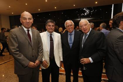 Ricardo Gil Lavedra y Norberto Frigerio junto a invitados en la cena de ADEPA